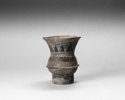 Jarrón de pie alto de terracota negra, con cuerpo 
