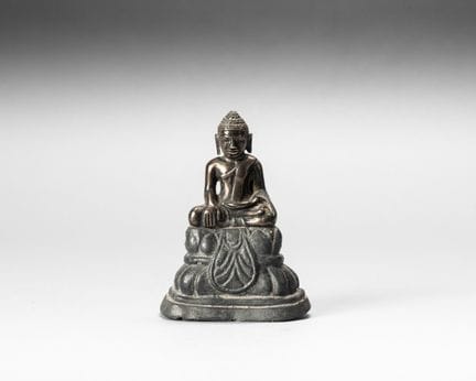 Silberner Buddha, der im Padmasana auf einem
lotus