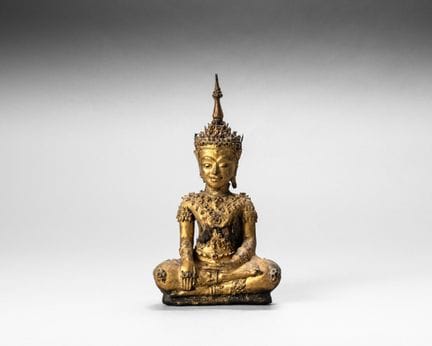 Buda de terracota dorada, sentado en padmasana, re