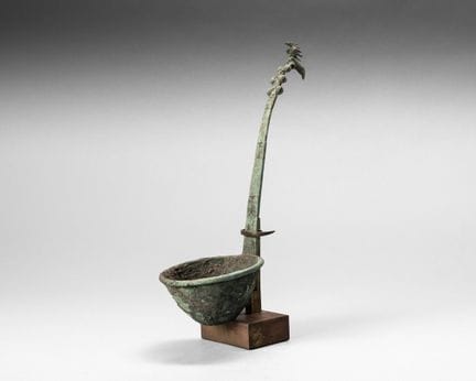 Cucharón de bronce con pátina verde; el mango está