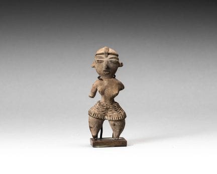 Hübsche Dame. Statuette einer stehenden Frau. 
Sie