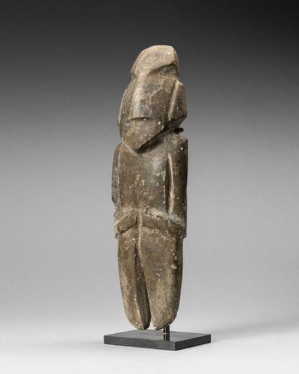 Anthropomorphes Idol, das eine Figur mit geometris