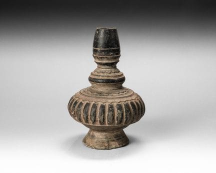 Jarrón con pie de terracota con engobe negro, con 