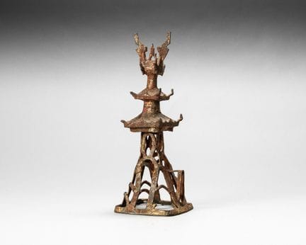 Pagoda votiva de bronce dorado coronada por tres t