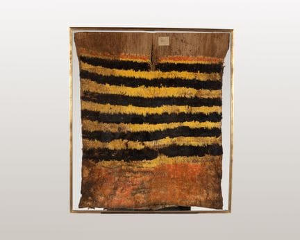 Poncho à décor de bandes de plumes alternant noire