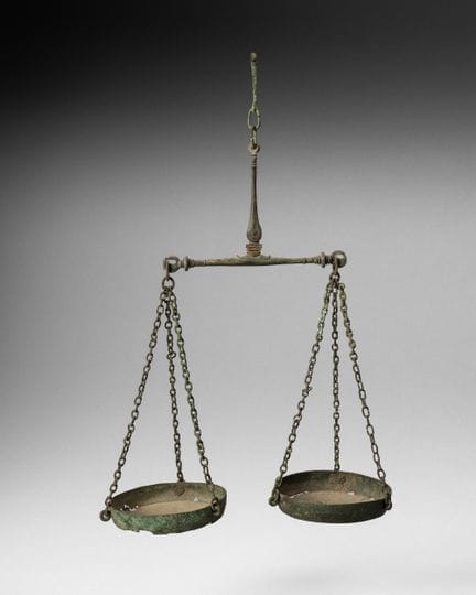 Balanza de bronce compuesta por dos platillos susp