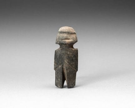 Anthropomorphes Idol, das eine Figur mit geometris