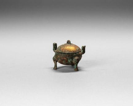 Small covered three-legged bronze cauldron (ding) 
