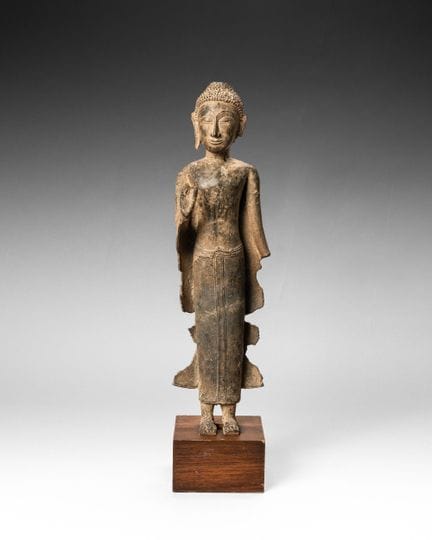 Estatua de Buda de bronce, de pie, ataviada con un