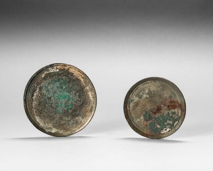 Conjunto de dos espejos de bronce con pátina verde