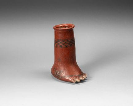 Vase en forme de pied, les orteils, en éventail et