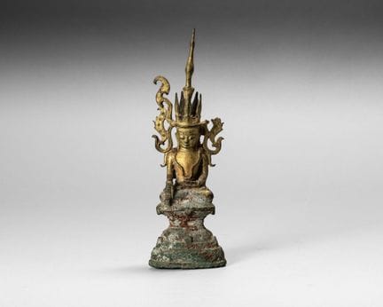 Buda Jambupati de bronce dorado, sentado sobre un 