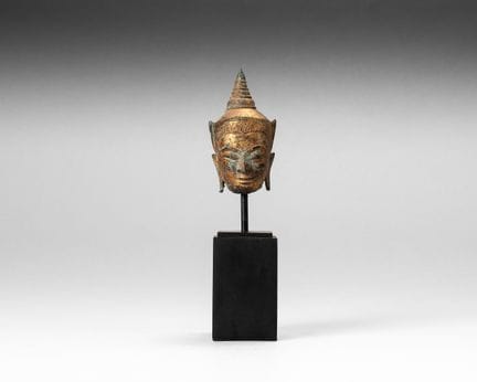 Cabeza de Buda de bronce con pátina verde y trazas