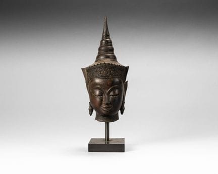 Cabeza de Buda coronada, de bronce con pátina roji