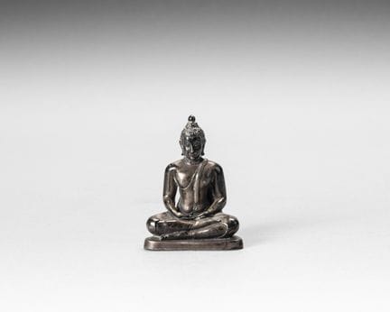 Kleiner Buddha aus Silber, im Padmasana auf einem 