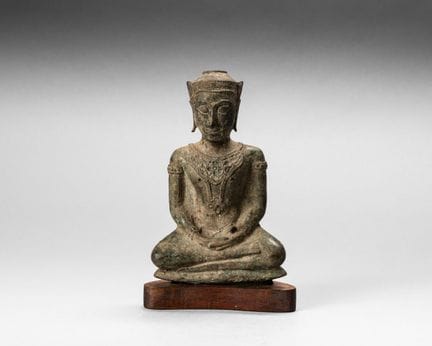 Sitzende Buddha-Statuette aus Bronze mit grüner Pa
