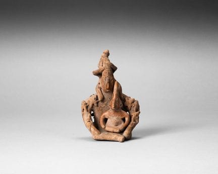 Una figura materna raffigurata seduta a gambe incr
