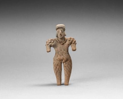 Stehende Statuette, beide Arme seitlich am Körper 
