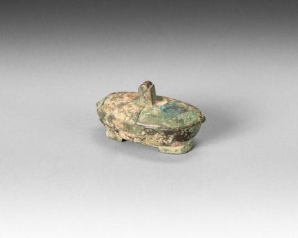 Oval bronze oil lamp (deng) with a green patina, r