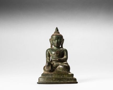 Kleiner Buddha aus Bronze mit grüner Patina, sitze