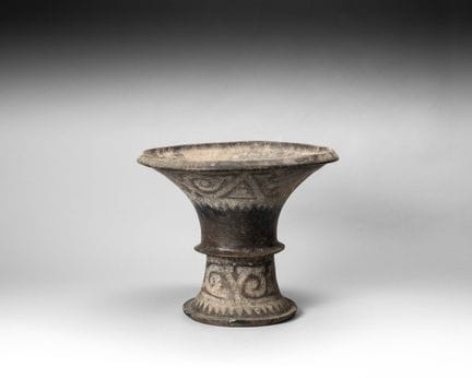 Vaso alto sobre pie de terracota con engobe negro;