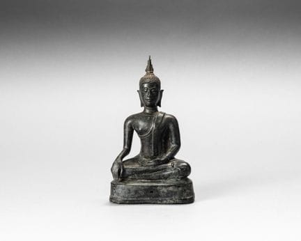 Estatua de Buda sentado en padmasana sobre un pede