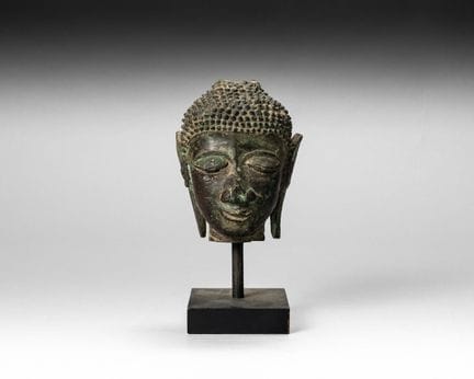 Buddha-Kopf aus eisenhaltiger Bronze, mit geschlos