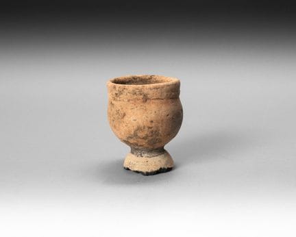 Copa sobre pie de terracota beige, con cuerpo glob