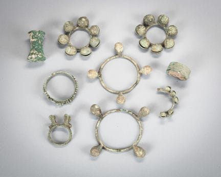Conjunto de ocho brazaletes de bronce: 
- par de b