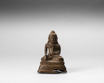 Buddha Maravijaya aus Bronze mit brauner Patina un