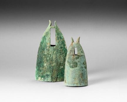 Dos campanas de bronce denominadas «de cuernos», c