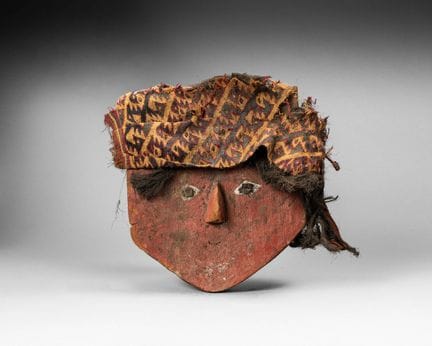 Maske eines Leichensackes. Das Gesicht weist eine 