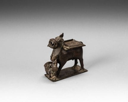 Bronzegruppe mit dunkler Patina, Löwe, der seine P