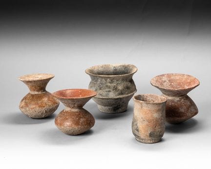 Terracotta set consisting of:
- Red terracotta vas