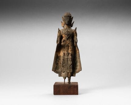 Buda de bronce con restos de laca dorada, de pie, 
