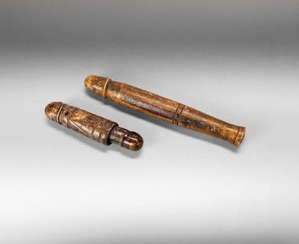 Dos amuletos fálicos (palad kick) de madera tallad