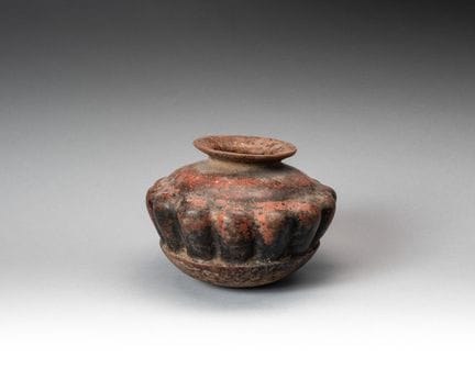 Vase en forme de citrouille.
Céramique vernissée r
