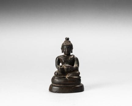 Pequeño Buda sentado de bronce sosteniendo el cuen