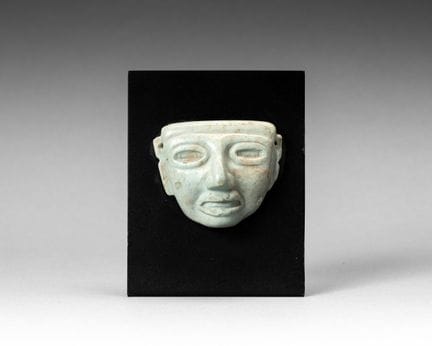 Anhänger in Form einer Maske, die ein menschliches