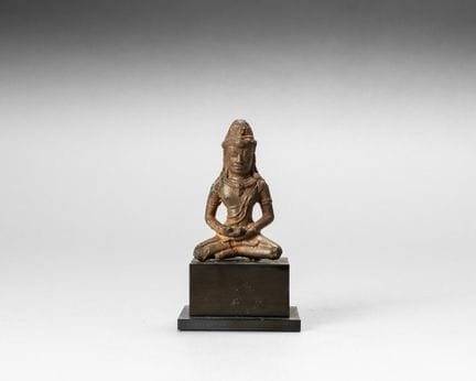 Buddha aus Bronze mit beiger Patina, mit Ornamente