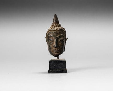 Pequeña cabeza de Buda de bronce, con la ushnisha 
