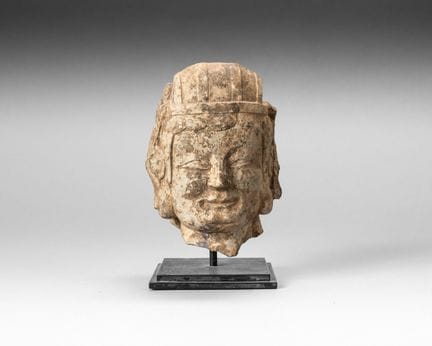 Bodhisattva-Kopf aus Kalkstein, lächelnder Gesicht