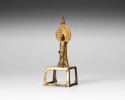 Vergoldete Bronzegruppe: Avalokiteshvara steht auf