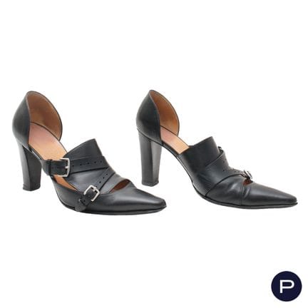 HERMÈS - PAIRE DE CHAUSSURES
CUIR, MÉTAL ARGENTÉ
N