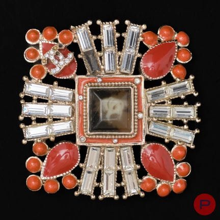 CHANEL - CIRCA 2005 - SPILLA-CIONDOLO
RESINA, STRA