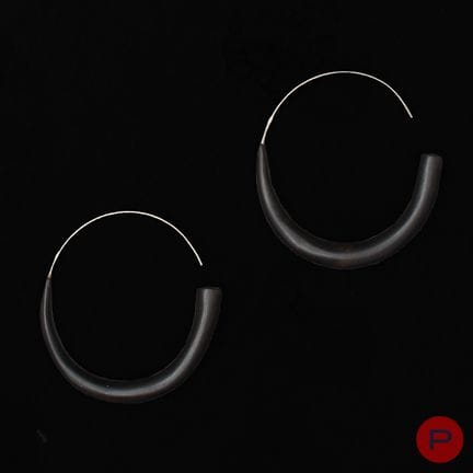 ANONYME- PAIRE DE BOUCLES D'OREILLES
ARGENT, RÉSIN