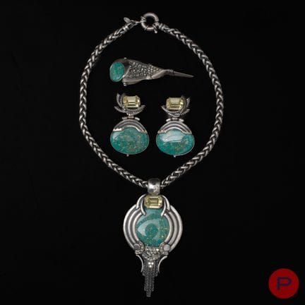 BRIGLIA - COLLANA, COPPIA DI ORECCHINI, SPILLA
MET