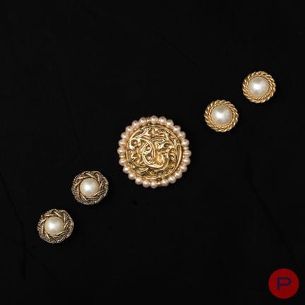 NELLO STILE DI CHANEL - COPPIA DI ORECCHINI, SPILL