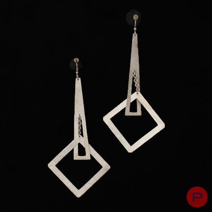 ANONYME- PAIRE DE BOUCLES D'OREILLES
ARGENT BROSSÉ