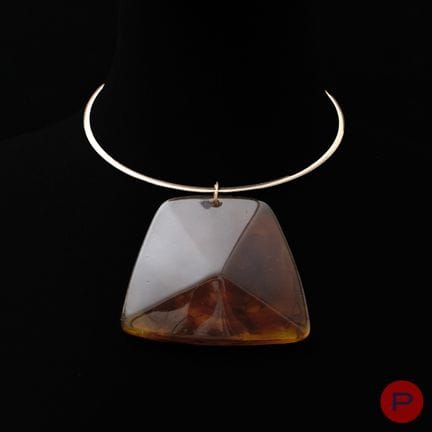 ANONYME- COLLIER TORQUE
MÉTAL DORÉ, RÉSINE
TRAVAIL